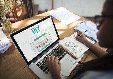 Dizüstü bilgisayar kullanma ve notlar yazma kadın