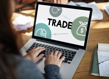 Masada dizüstü bilgisayar kullanan kadın