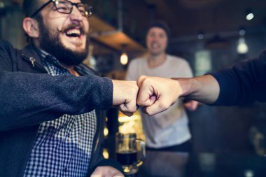 Ortaklar çift el dokunmak