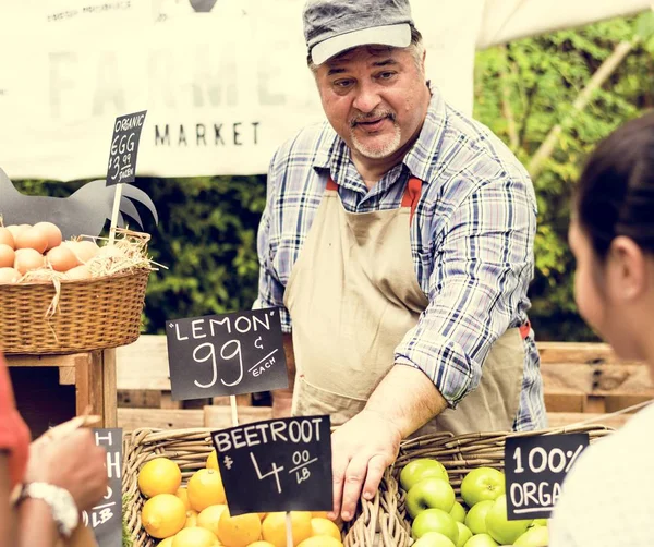 Чоловік продає фрукти — стокове фото