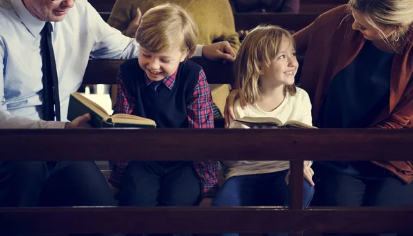 Familjen be i kyrkan — Stockfoto