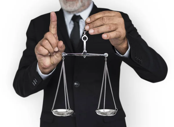 Empresário segurando balança equilibrada de justiça — Fotografia de Stock