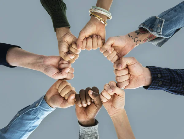 Gruppo di persone che tengono i pugni in cerchio — Foto Stock