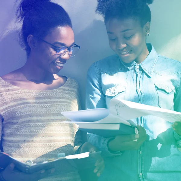 Schüler lernen gemeinsam — Stockfoto