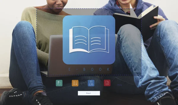 Estudiantes aprendiendo con laptop y libro —  Fotos de Stock