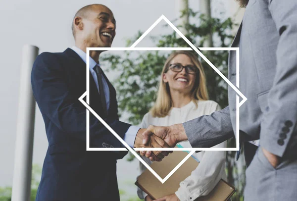 Personas estrechando la mano en la reunión de negocios — Foto de Stock