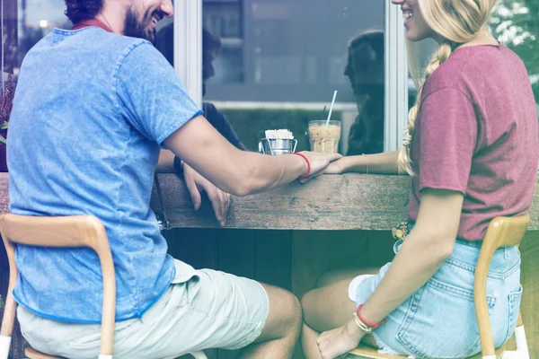 Paret sitter i café utomhus — Stockfoto