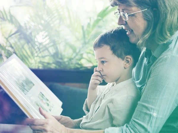 Büyükanne ve torunu okuma kitabı — Stok fotoğraf