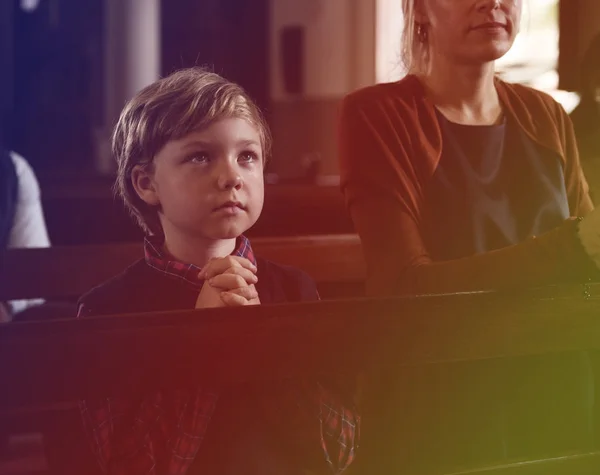 교회에서 기도 하는 소년 — 스톡 사진