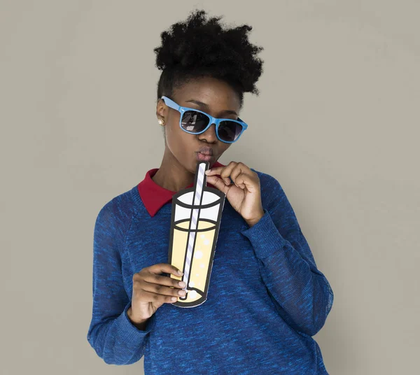 Woman Holding paper Beverage — Stock Photo, Image