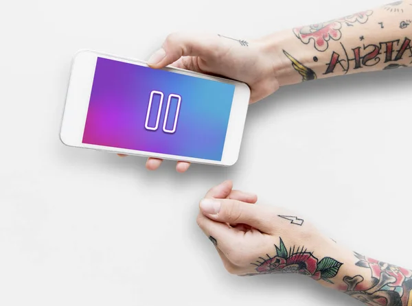 Tatuerade person som använder smartphone. — Stockfoto