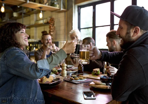 Amigos bebendo cerveja — Fotografia de Stock