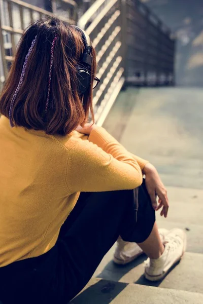 Vrouw die op de trap zit — Stockfoto