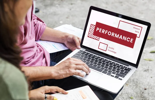 öğrenciler dizüstü bilgisayar kullanıyor