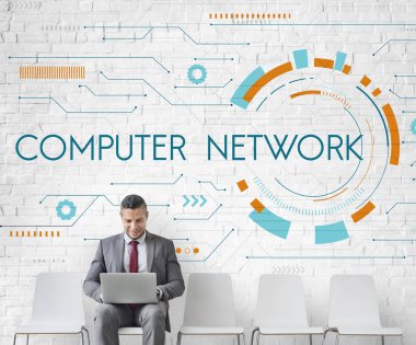 Dizüstü bilgisayarda çalışan bir iş adamı 