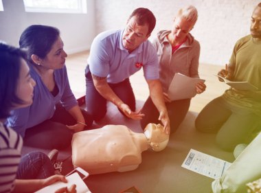 Bir grup insan ilk yardım kursu