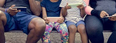 Dijital cihazlar kullanarak aile