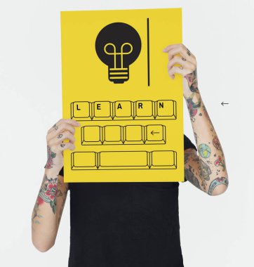 Dövmeli kişi holding afiş.