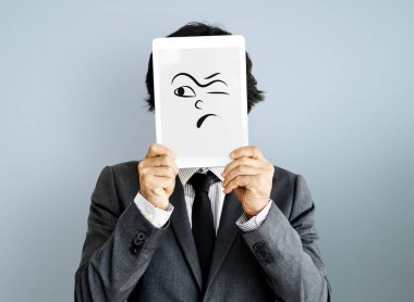 Dijital tablet ile yüz kapsayan iş adamı