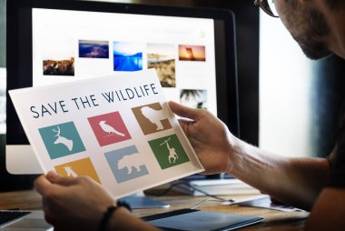 adam holding kağıt boş 