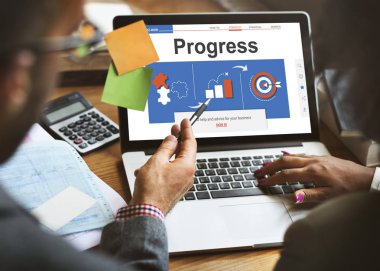 dizüstü bilgisayar ekranına bakarak kadın ve erkek 