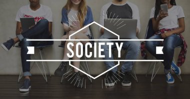 Arkadaşlar dijital cihazlar kullanarak