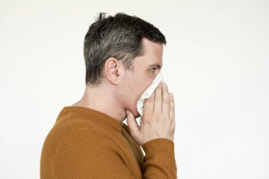 Adam Sneezing peçeteye