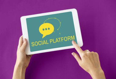 kişi holding dijital tablet