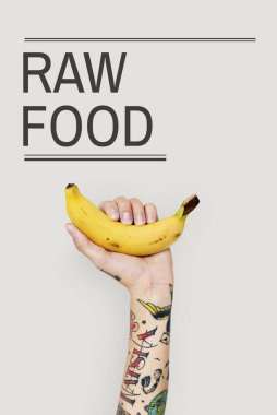 Dövmeli kişi holding muz.