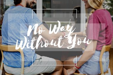 Kafe mekanlarda oturan Çift