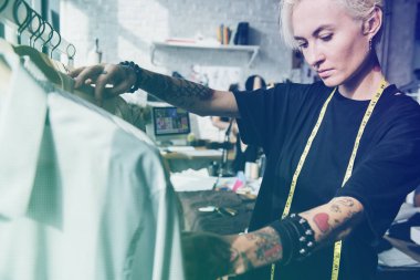 yaratıcı moda tasarımcısı