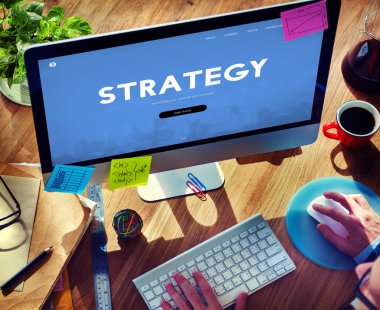 Bilgisayar kullanan bir iş adamı  