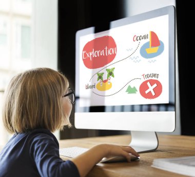 bilgisayar kullanan küçük kız