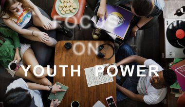 Kafede oturan genç arkadaşlar