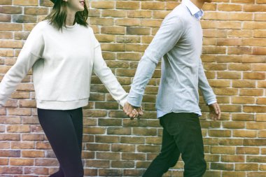 Çiftler birlikte vakit geçiriyorlar.