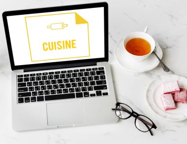 Açık çalışma tablosu üstünde laptop