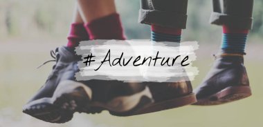 iki çift ayakkabı ayaklarda asılı