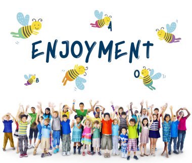 kalabalık rised elleriyle ayakta çocukların