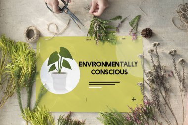 Çiçekçi kadın makas ile kesme