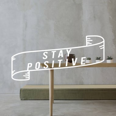 küçük bitkiler ile ahşap masa