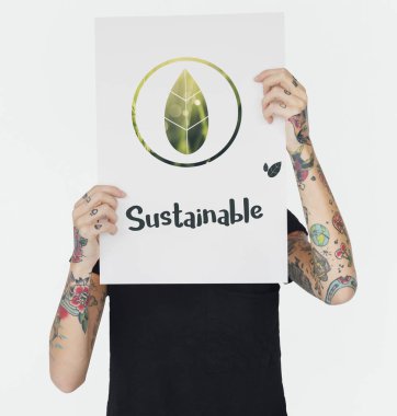 Dövmeli kişi holding afiş.