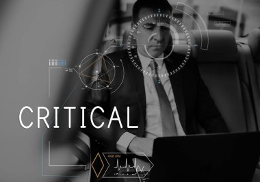 arabanın içinde dizüstü kullanarak iş adamı