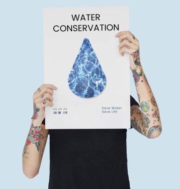 Dövmeli kişi holding afiş.