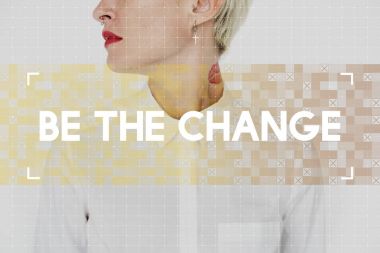 Beyaz gömlekli genç kadın