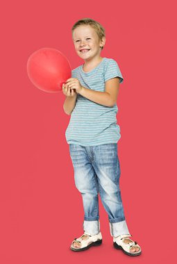 Çocuk holding balon 