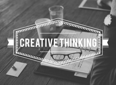 günlüğü ile ahşap masa