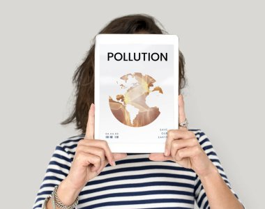 Dijital tablet tutan kadın 