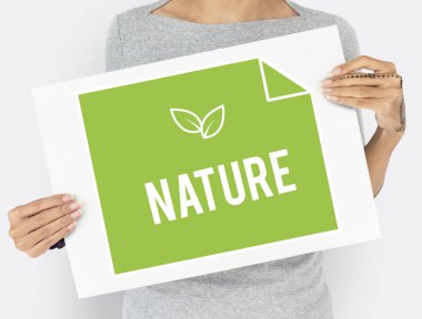 Kadın afişini tutar