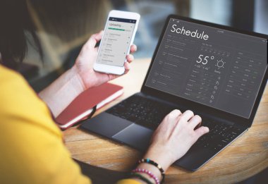 Bilgisayarı ve telefonu olan kadın.