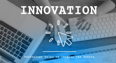 Çocuk bilgisayar klavye üzerinde ellerini